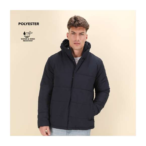 Chaqueta tipo parka, con capucha, en cálido y suave material 100% poliéster. En material ligero, resistente al viento y al agua. Diseño de elegante construcción horizontal y acolchado, con capucha fija integrada. Doble cierre frontal de cremallera y corchetes. Bolsillos laterales con tiradores a juego y cordón ajustable en dobladillo. Disponible en tallas XS, S, M, L, XL, XXL.