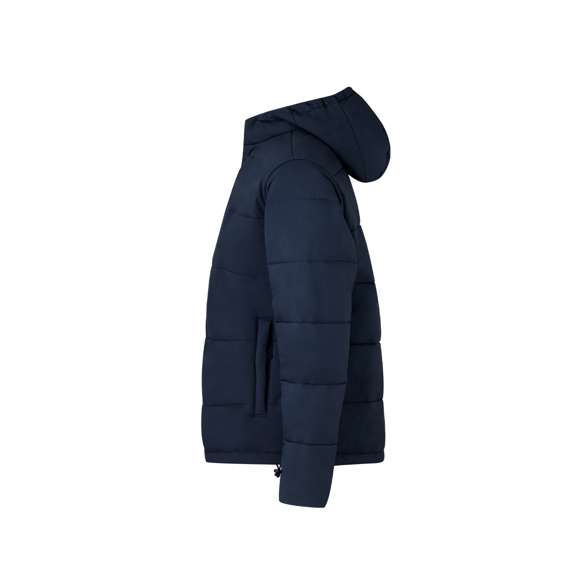 Chaqueta tipo parka, con capucha, en cálido y suave material 100% poliéster. En material ligero, resistente al viento y al agua. Diseño de elegante construcción horizontal y acolchado, con capucha fija integrada. Doble cierre frontal de cremallera y corchetes. Bolsillos laterales con tiradores a juego y cordón ajustable en dobladillo. Disponible en tallas XS, S, M, L, XL, XXL.