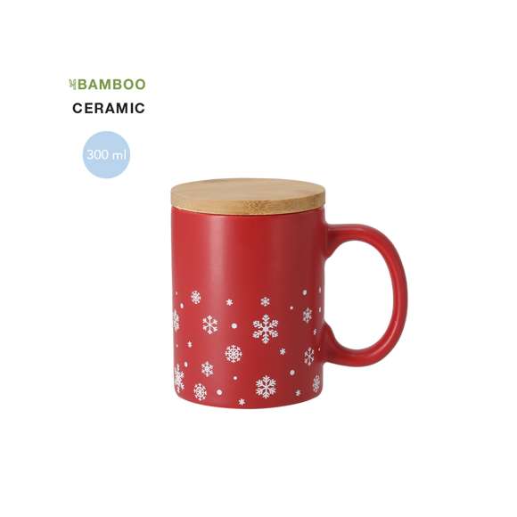 Taza de cerámica con 300 ml de capacidad. Distinguido diseño navideño con copos de nieve, disponible en dos combinaciones de rojo y blanco mate. Incluye tapadera fabricada en suave bambú. Materiales como el bambú fomentan la utilización de materias primas naturales reduciendo las emisiones contaminantes. Además, el bambú proviene de una planta de gran resistencia y versatilidad, con crecimiento y regeneración rápida, siendo una excelente alternativa al uso de madera tradicional.