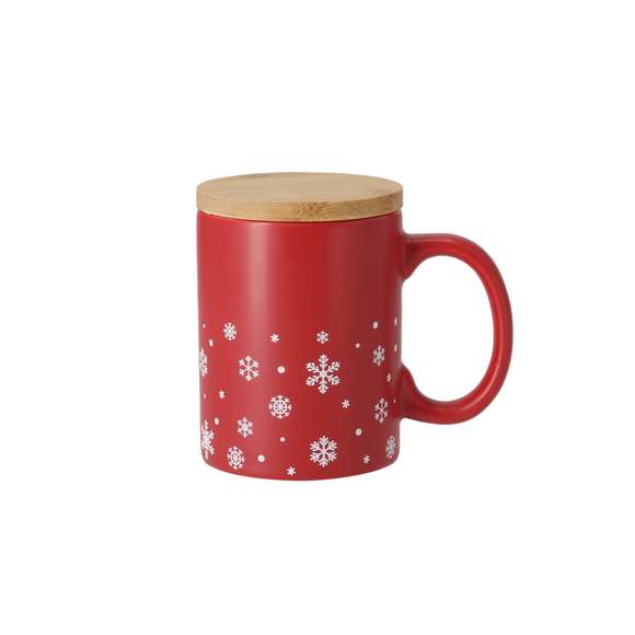 Taza de cerámica con 300 ml de capacidad. Distinguido diseño navideño con copos de nieve, disponible en dos combinaciones de rojo y blanco mate. Incluye tapadera fabricada en suave bambú. Materiales como el bambú fomentan la utilización de materias primas naturales reduciendo las emisiones contaminantes. Además, el bambú proviene de una planta de gran resistencia y versatilidad, con crecimiento y regeneración rápida, siendo una excelente alternativa al uso de madera tradicional.