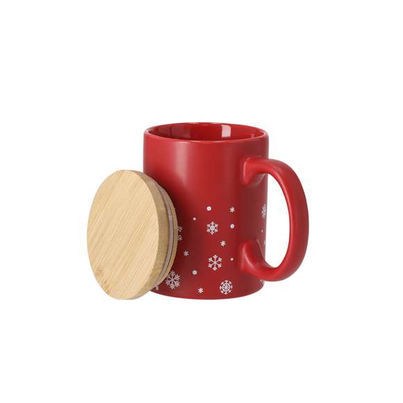 Taza de cerámica con 300 ml de capacidad. Distinguido diseño navideño con copos de nieve, disponible en dos combinaciones de rojo y blanco mate. Incluye tapadera fabricada en suave bambú. Materiales como el bambú fomentan la utilización de materias primas naturales reduciendo las emisiones contaminantes. Además, el bambú proviene de una planta de gran resistencia y versatilidad, con crecimiento y regeneración rápida, siendo una excelente alternativa al uso de madera tradicional.