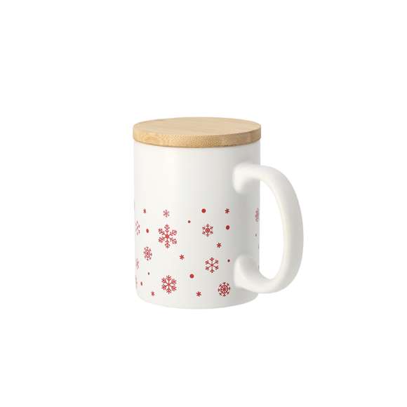 Taza de cerámica con 300 ml de capacidad. Distinguido diseño navideño con copos de nieve, disponible en dos combinaciones de rojo y blanco mate. Incluye tapadera fabricada en suave bambú. Materiales como el bambú fomentan la utilización de materias primas naturales reduciendo las emisiones contaminantes. Además, el bambú proviene de una planta de gran resistencia y versatilidad, con crecimiento y regeneración rápida, siendo una excelente alternativa al uso de madera tradicional.