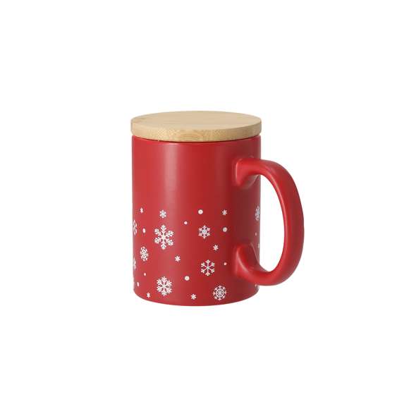 Taza de cerámica con 300 ml de capacidad. Distinguido diseño navideño con copos de nieve, disponible en dos combinaciones de rojo y blanco mate. Incluye tapadera fabricada en suave bambú. Materiales como el bambú fomentan la utilización de materias primas naturales reduciendo las emisiones contaminantes. Además, el bambú proviene de una planta de gran resistencia y versatilidad, con crecimiento y regeneración rápida, siendo una excelente alternativa al uso de madera tradicional.