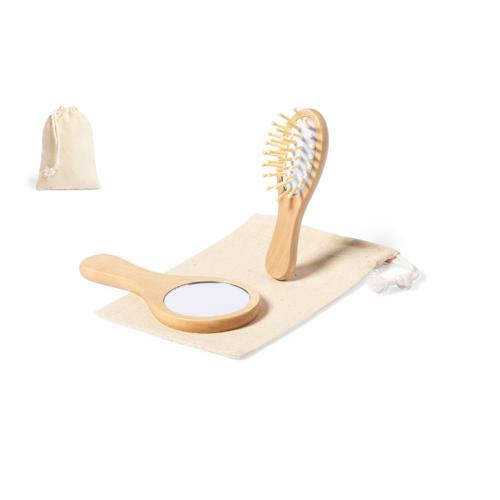 Set de espejo y cepillo, fabricados en madera natural. Presentados en funda 100% algodón, con cierre de cordón.