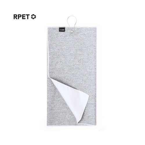 Toalla de golf fabricada en RPET, absorbente y suave con dimensiones de 40x60 cm. En el centro, incorpora una argolla reforzada y un mosquetón de acople, ambos