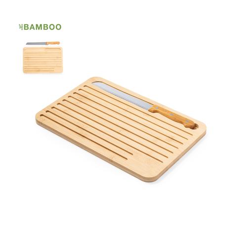 Tabla de cocina fabricada en bambú, acompañada de un cuchillo. Su cara lisa permite diversas aplicaciones, mientras que la otra presenta surcos grabados en la m