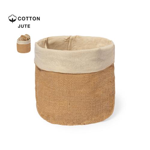 Panera elaborada con suave algodón 100% en el interior y yute en el exterior, con un diseño redondo. Presentada en bolsa individual reciclada.