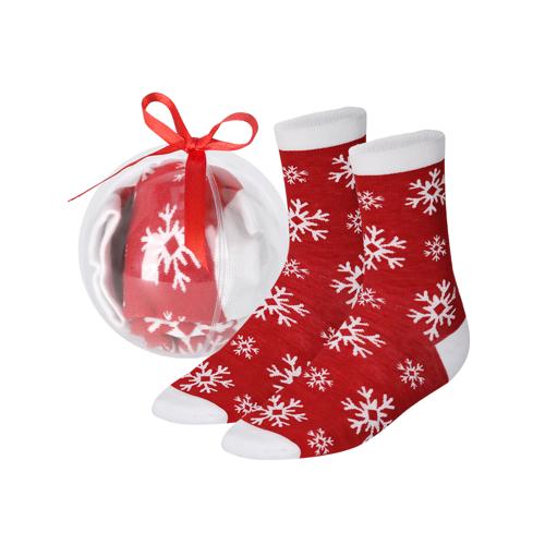 Suaves y cálidos calcetines con motivos navideños. Presentados en original bola de navidad transparente con lazo rojo. Fabricados en suave poliéster y disponibl