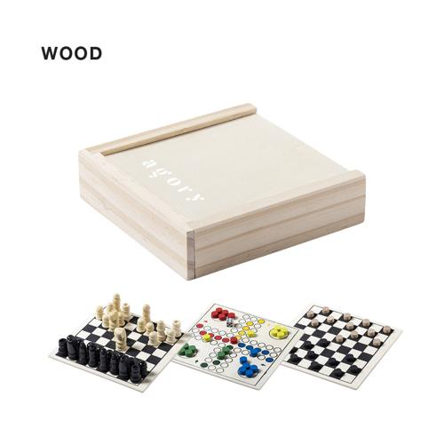 Set de juegos de línea nature. Incluye ajedrez, parchís y damas. Set presentado en estuche de madera con doble tablero de apertura deslizante.