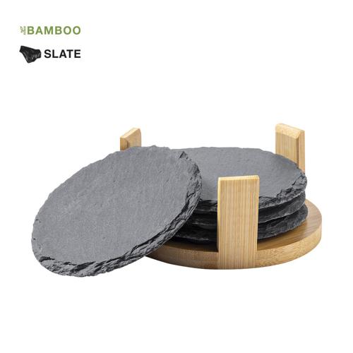Set de 4posavasos fabricados en pizarra natural, con soporte de bambú. Presentada en atractiva caja individual de diseño acabado kraft.