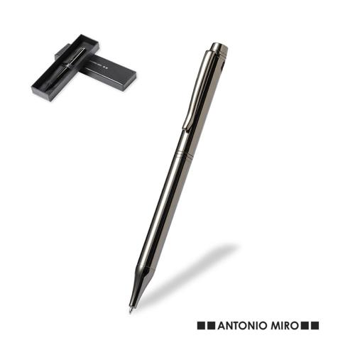 Bolígrafo de Antonio Miró fabricado en metal de acabado brillante, con logotipo de la marca en cuerpo y disponible en variada gama de colores. Con mecanismo gir