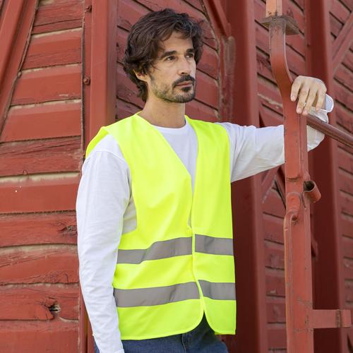 Chaleco reflectante de alta visibilidad, homologado según normativas de seguridad CE. Con doble tira reflectante alrededor del cuerpo y cierres de velcro. Talla