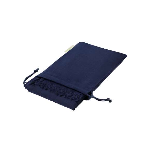 Foulard fabricado en material 100% algodón orgánico y con certificación GOTS (Global Organic Textile Standard, ó Norma Mundial de Textiles Orgánicos) que garantiza que los tejidos están hechos de fibras orgánicas. Disponible en variada gama de colores, con funda de algodón orgánico y cierre de cordón a juego. Con etiqueta distintiva algodón orgánico.