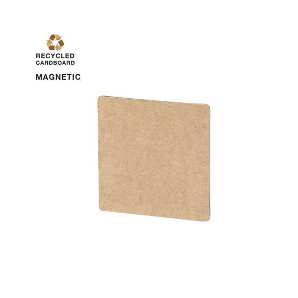 Imán de 6x6cm en cartón reciclado de 185g/m2, con esquinas redondeadas.