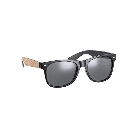 Gafas de sol de línea nature con protección UV400. Montura negra en resistente material PC, con lentes tintadas a juego y patas con recubrimiento de corcho natural. Presentadas en atractivo estuche de diseño eco.