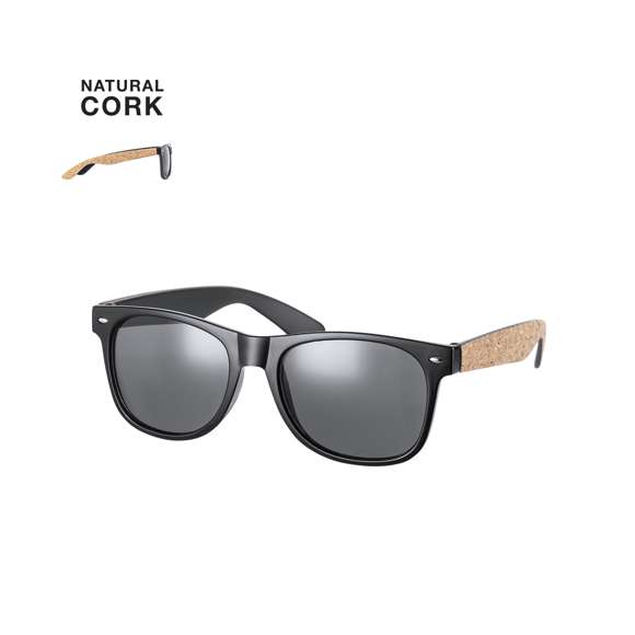 Gafas de sol de línea nature con protección UV400. Montura negra en resistente material PC, con lentes tintadas a juego y patas con recubrimiento de corcho natural. Presentadas en atractivo estuche de diseño eco.