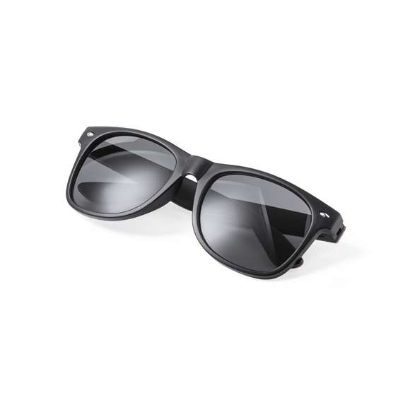 Gafas de sol de línea nature con protección UV400. Montura negra en resistente material PC, con lentes tintadas a juego y patas con recubrimiento de corcho natural. Presentadas en atractivo estuche de diseño eco.