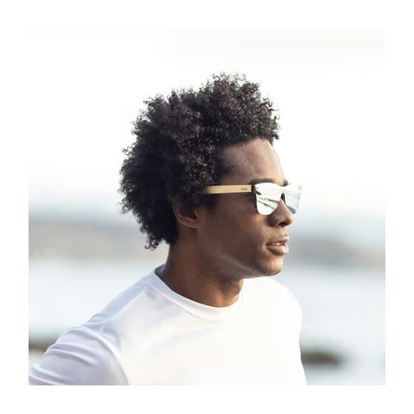  	Gafas de sol de línea nature con protección UV400. Montura negra en resistente material PC, con lentes efecto espejo y patas fabricadas en bambú natural. Presentadas en atractivo estuche de diseño eco.