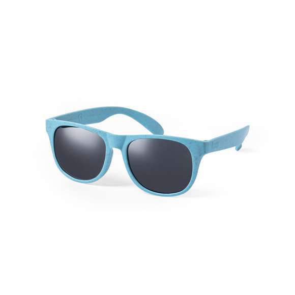  	Gafas de sol de línea nature con protección UV400 y lentes en color negro. Montura y patas fabricadas en caña de trigo con distintivo Wheat Straw, para así fomentar la utilización de materias primas naturales y reducir las emisiones contaminantes.. Disponibles en variada gama de colores y presentadas en atractivo estuche de diseño eco.