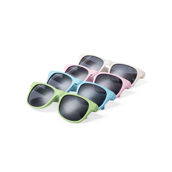  	Gafas de sol de línea nature con protección UV400 y lentes en color negro. Montura y patas fabricadas en caña de trigo con distintivo Wheat Straw, para así fomentar la utilización de materias primas naturales y reducir las emisiones contaminantes.. Disponibles en variada gama de colores y presentadas en atractivo estuche de diseño eco.