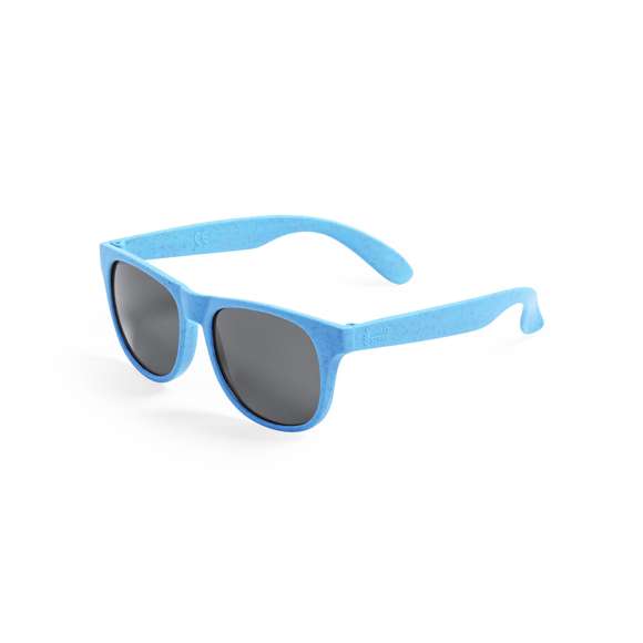  	Gafas de sol de línea nature con protección UV400 y lentes en color negro. Montura y patas fabricadas en caña de trigo con distintivo Wheat Straw, para así fomentar la utilización de materias primas naturales y reducir las emisiones contaminantes.. Disponibles en variada gama de colores y presentadas en atractivo estuche de diseño eco.