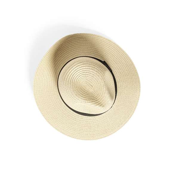 Sombrero de ala ancha y alta calidad en material sintético, con acabado natural. Ajustable desde el interior, con cinta exterior y confortable cinta interior. Disponible en variada gama de colores.