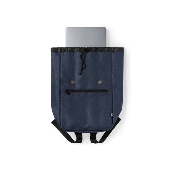 Mochila urban de línea nature, fabricada en resistente poliéster 300D RPET libre de PVC, elaborado a partir de plástico reciclado, para así fomentar la reutilización de residuos plásticos y contribuir a la sostenibilidad del planeta. Bolsillo principal con tiras y cierres de hebilla metálicos con bolsillo frontal de cremallera y tirador metálico. Interior con bolsillo acolchado para portátil de hasta 15 pulgadas y tablet de hasta 10 pulgadas. Cintas ajustables para hombro acolchadas, con distintivo RPET en etiqueta exterior.