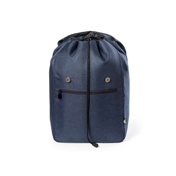 Mochila urban de línea nature, fabricada en resistente poliéster 300D RPET libre de PVC, elaborado a partir de plástico reciclado, para así fomentar la reutilización de residuos plásticos y contribuir a la sostenibilidad del planeta. Bolsillo principal con tiras y cierres de hebilla metálicos con bolsillo frontal de cremallera y tirador metálico. Interior con bolsillo acolchado para portátil de hasta 15 pulgadas y tablet de hasta 10 pulgadas. Cintas ajustables para hombro acolchadas, con distintivo RPET en etiqueta exterior.