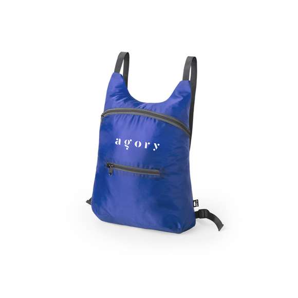 Mochila plegable en suave poliéster 201D RPET, elaborado a partir de plástico reciclado, para así fomentar la reutilización de residuos plásticos y ayudar a la sostenibilidad del planeta. Con cierre de cremallera y bolsillo frontal. Esquinas reforzadas, cintas de hombros regulables y accesorios en color gris. Plegado de pequeño tamaño, con cinta de transporte y disponible en variada gama de colores. Distintivo RPET en etiqueta.
