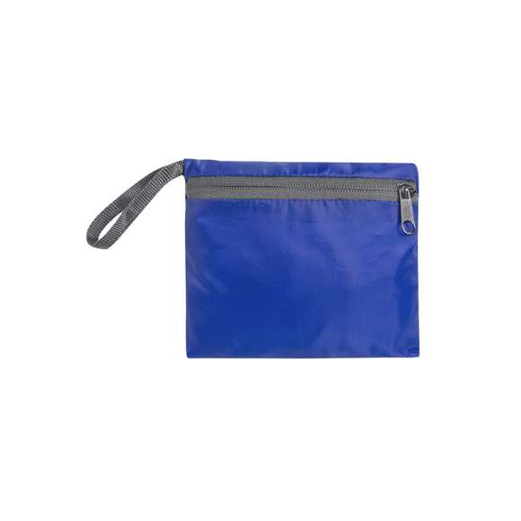 Mochila plegable en suave poliéster 201D RPET, elaborado a partir de plástico reciclado, para así fomentar la reutilización de residuos plásticos y ayudar a la sostenibilidad del planeta. Con cierre de cremallera y bolsillo frontal. Esquinas reforzadas, cintas de hombros regulables y accesorios en color gris. Plegado de pequeño tamaño, con cinta de transporte y disponible en variada gama de colores. Distintivo RPET en etiqueta.