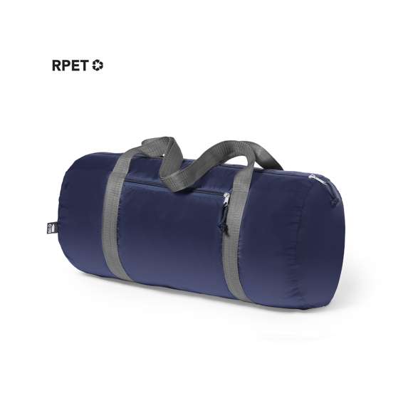 Bolso multiusos en suave poliéster 290T RPET, elaborado a partir de plástico reciclado, para así fomentar la reutilización de residuos plásticos y ayudar a la sostenibilidad del planeta. En desenfadado diseño bicolor retro, con bolsillo principal y frontal con cierres de cremallera y tiradores con cuerdas. Resistentes asas de nylon en contraste alrededor del cuerpo en color gris. Disponible en variada gama de colores, con distintivo RPET en etiqueta.