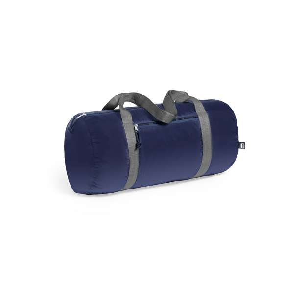 Bolso multiusos en suave poliéster 290T RPET, elaborado a partir de plástico reciclado, para así fomentar la reutilización de residuos plásticos y ayudar a la sostenibilidad del planeta. En desenfadado diseño bicolor retro, con bolsillo principal y frontal con cierres de cremallera y tiradores con cuerdas. Resistentes asas de nylon en contraste alrededor del cuerpo en color gris. Disponible en variada gama de colores, con distintivo RPET en etiqueta.