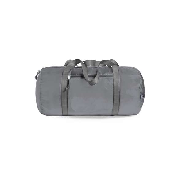 Bolso multiusos en suave poliéster 290T RPET, elaborado a partir de plástico reciclado, para así fomentar la reutilización de residuos plásticos y ayudar a la sostenibilidad del planeta. En desenfadado diseño bicolor retro, con bolsillo principal y frontal con cierres de cremallera y tiradores con cuerdas. Resistentes asas de nylon en contraste alrededor del cuerpo en color gris. Disponible en variada gama de colores, con distintivo RPET en etiqueta.