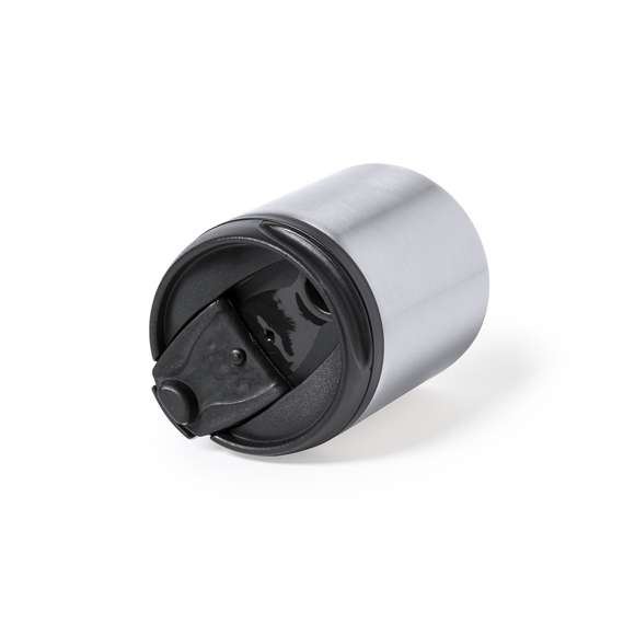 Vaso térmico de sobremesa fabricado en acero inox, de 160ml de capacidad. Incluye tapa con dosificador y abrefácil. Disponible en variada gama de colores metalizados. Presentada en atractiva caja de diseño.