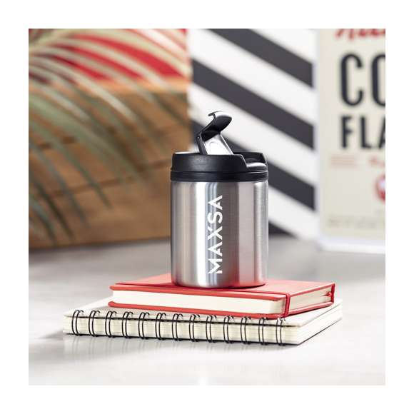 Vaso térmico de sobremesa fabricado en acero inox, de 160ml de capacidad. Incluye tapa con dosificador y abrefácil. Disponible en variada gama de colores metalizados. Presentada en atractiva caja de diseño.