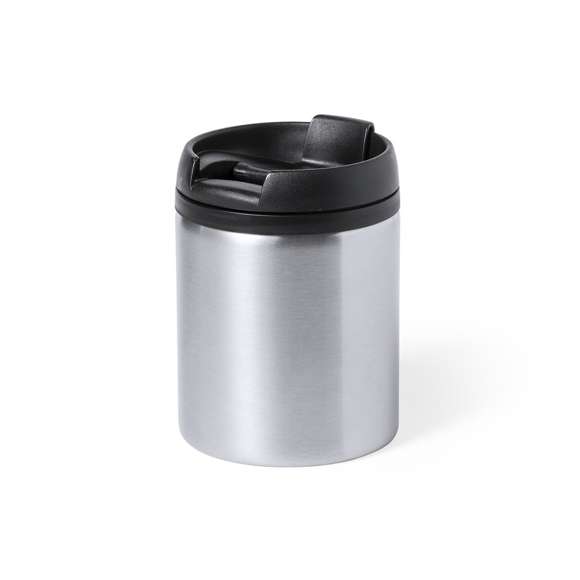 Vaso térmico de sobremesa fabricado en acero inox, de 160ml de capacidad. Incluye tapa con dosificador y abrefácil. Disponible en variada gama de colores metalizados. Presentada en atractiva caja de diseño.