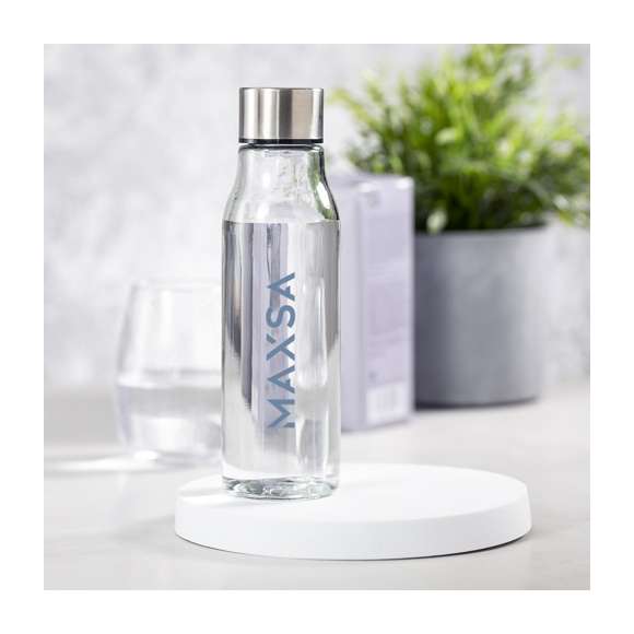 Bidón en alta calidad, de 550ml de capacidad. Fabricado en cristal de borosilicato, que ofrece una resistencia y durabilidad excepcionales, alargando su vida útil y pudiendo ser reutilizado infinidad de veces. Tapón en acero inox, libre de BPA. Presentado en atractiva caja de diseño.