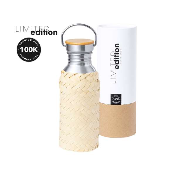  	Bidón Limited Edition. Envuelto en un ecodiseño de líneas suaves, este bidón combina cuerpo en acero inoxidable, funda de paja y tapón de seguridad a rosca con base de bambú. Incluye asa de transporte. De 600ml de capacidad. 	 	De la perfecta combinación entre exclusividad y diseño, nace Limited Edition, una colección especial de ideas promocionales de edidición limitada. Un nuevo concepto, inspirado en la fusión de artículos premium con las últimas y más novedosas tendencias y que cuenta con una seleción limitada de unidades, convirtiendo así un regalo en una experiencia única e inolvidable. 	 	Exclusivo estuche de presentación Limited Edition, con diseño protegido por derechos de propiedad industrial. 	 	Incluida tarjeta con descripción de Limited Edition en cartón reciclado.