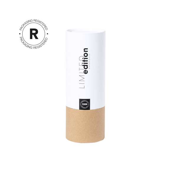  	Bidón Limited Edition. Envuelto en un ecodiseño de líneas suaves, este bidón combina cuerpo en acero inoxidable, funda de paja y tapón de seguridad a rosca con base de bambú. Incluye asa de transporte. De 600ml de capacidad. 	 	De la perfecta combinación entre exclusividad y diseño, nace Limited Edition, una colección especial de ideas promocionales de edidición limitada. Un nuevo concepto, inspirado en la fusión de artículos premium con las últimas y más novedosas tendencias y que cuenta con una seleción limitada de unidades, convirtiendo así un regalo en una experiencia única e inolvidable. 	 	Exclusivo estuche de presentación Limited Edition, con diseño protegido por derechos de propiedad industrial. 	 	Incluida tarjeta con descripción de Limited Edition en cartón reciclado.
