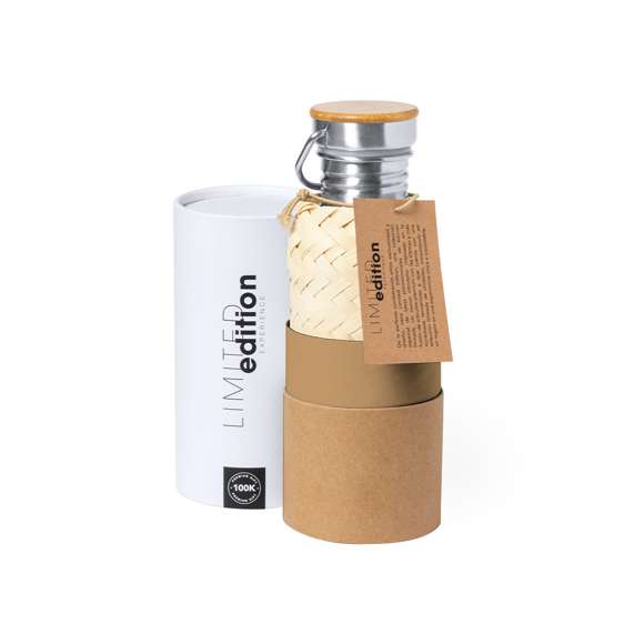  	Bidón Limited Edition. Envuelto en un ecodiseño de líneas suaves, este bidón combina cuerpo en acero inoxidable, funda de paja y tapón de seguridad a rosca con base de bambú. Incluye asa de transporte. De 600ml de capacidad. 	 	De la perfecta combinación entre exclusividad y diseño, nace Limited Edition, una colección especial de ideas promocionales de edidición limitada. Un nuevo concepto, inspirado en la fusión de artículos premium con las últimas y más novedosas tendencias y que cuenta con una seleción limitada de unidades, convirtiendo así un regalo en una experiencia única e inolvidable. 	 	Exclusivo estuche de presentación Limited Edition, con diseño protegido por derechos de propiedad industrial. 	 	Incluida tarjeta con descripción de Limited Edition en cartón reciclado.