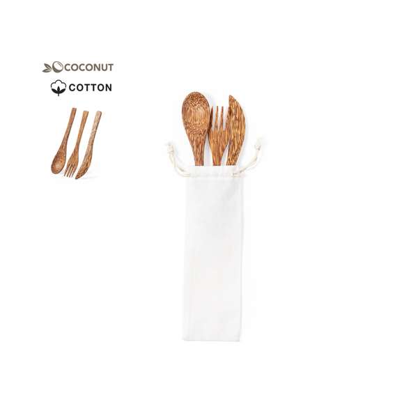 Set de cubiertos reutilizables de línea nature fabricados en coco. Tras el consumo de su fruto, del coco y su planta se pueden obtener multitud de productos, contribuyendo a la sostenibilidad del planeta y fomentando el uso de materias primas naturales. Incluye cuchara, cuchillo y tenedor. Presentados en bolsita individual de algodón con cierre de cordón.