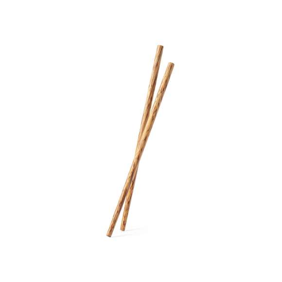 Set de palillos reutilizables de línea nature fabricados en coco. Tras el consumo de su fruto, del coco y su planta se pueden obtener multitud de productos, contribuyendo a la sostenibilidad del planeta y fomentando el uso de materias primas naturales. Presentados en bolsita individual de papel.