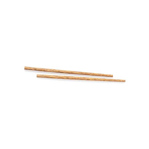 Set de palillos reutilizables de línea nature fabricados en coco. Tras el consumo de su fruto, del coco y su planta se pueden obtener multitud de productos, contribuyendo a la sostenibilidad del planeta y fomentando el uso de materias primas naturales. Presentados en bolsita individual de papel.