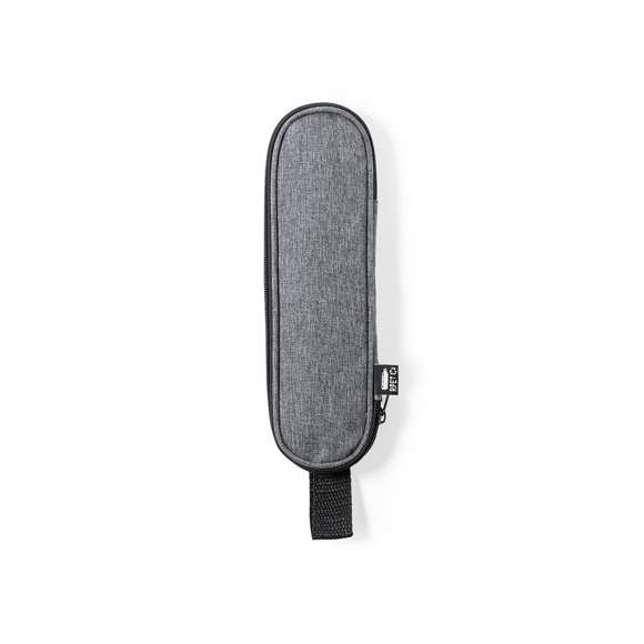 Set de cubiertos reutilizables fabricados en resistente y duradero acero inox. Incluye cuchara, cuchillo, tenedor, pajita y accesorio de limpieza. Presentados en elegante estuche individual de poliéster 300D RPET, elaborado a partir de plástico reciclado para así fomentar la reutilización de residuos plásticos y ayudar a la sostenibilidad del planeta. Estuche con cinta de transporte, cierre de cremallera y distintivo RPET en etiqueta.