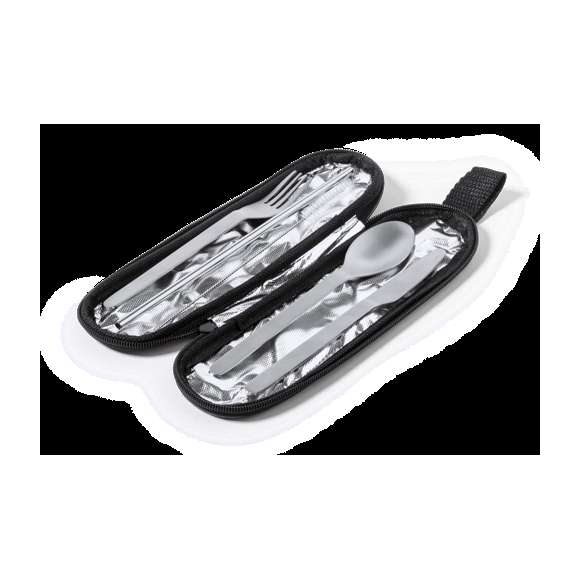 Set de cubiertos reutilizables fabricados en resistente y duradero acero inox. Incluye cuchara, cuchillo, tenedor, pajita y accesorio de limpieza. Presentados en elegante estuche individual de poliéster 300D RPET, elaborado a partir de plástico reciclado para así fomentar la reutilización de residuos plásticos y ayudar a la sostenibilidad del planeta. Estuche con cinta de transporte, cierre de cremallera y distintivo RPET en etiqueta.