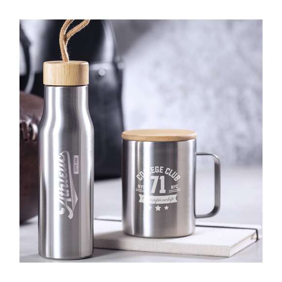 Taza de térmica de acero inox y 350ml de capacidad. Tapa fabricada en bambú y presentada en atractiva caja de diseño eco.