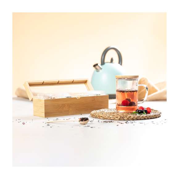 Taza para infusiones de línea nature, en alta calidad y de 450ml de capacidad, con infusor incluido. Fabricada en cristal de borosilicato, que ofrece una resistencia y durabilidad excepcionales, alargando su vida útil y pudiendo ser reutilizada infinidad de veces. Tapa en bambú libre de BPA y presentada en atractiva caja de diseño eco.