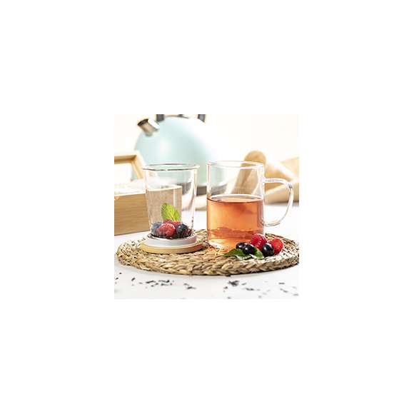 Taza para infusiones de línea nature, en alta calidad y de 450ml de capacidad, con infusor incluido. Fabricada en cristal de borosilicato, que ofrece una resistencia y durabilidad excepcionales, alargando su vida útil y pudiendo ser reutilizada infinidad de veces. Tapa en bambú libre de BPA y presentada en atractiva caja de diseño eco.