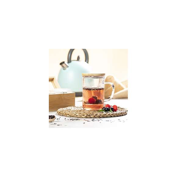 Taza para infusiones de línea nature, en alta calidad y de 450ml de capacidad, con infusor incluido. Fabricada en cristal de borosilicato, que ofrece una resistencia y durabilidad excepcionales, alargando su vida útil y pudiendo ser reutilizada infinidad de veces. Tapa en bambú libre de BPA y presentada en atractiva caja de diseño eco.