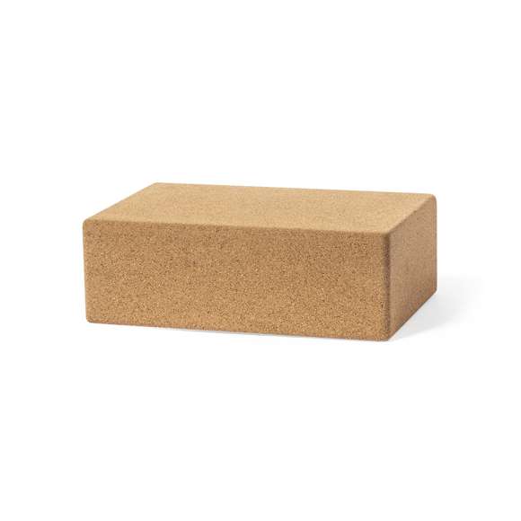 Resistente bloque de línea nature para la práctica del yoga y otras actividades. Fabricado en resistente corcho natural y presentado en atractiva funda individual de diseño eco, con ilustraciones de ejercicios.